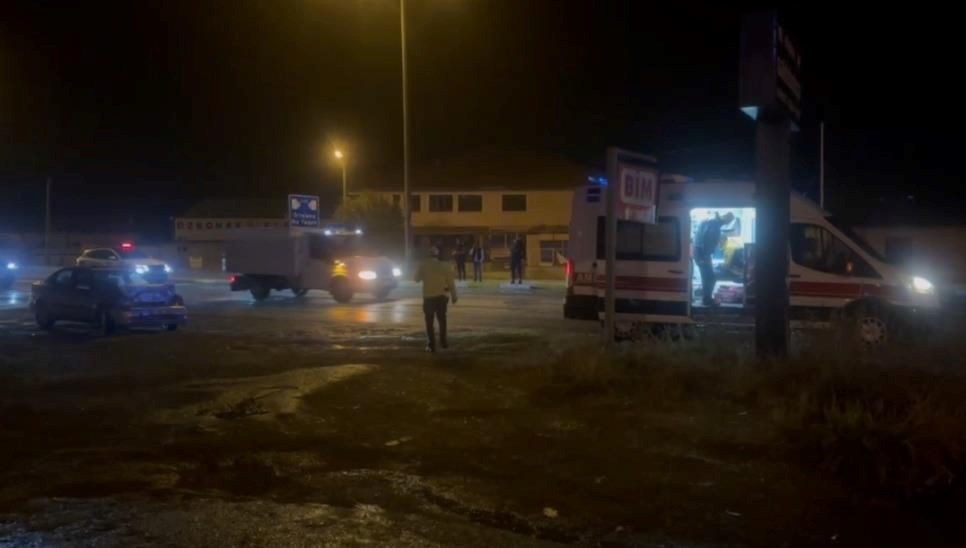 Erzincan'da yolcu otobüsü ile otomobil çarpıştı