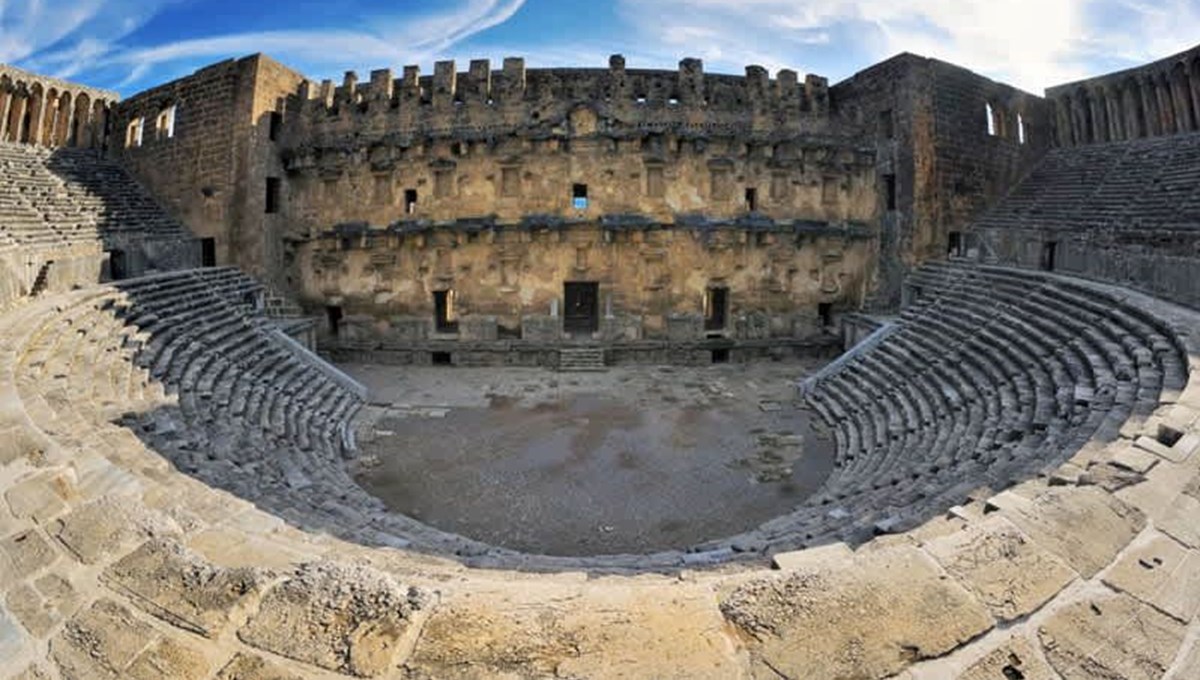 Aspendos Antik Tiyatrosu yabancı sanatçıları ağırlıyor