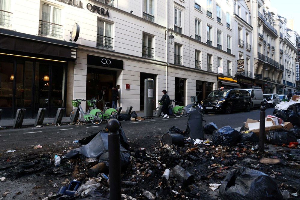 Paris sokaklarında binlerce ton çöp birikti: İşçiler grevi uzattı - 5