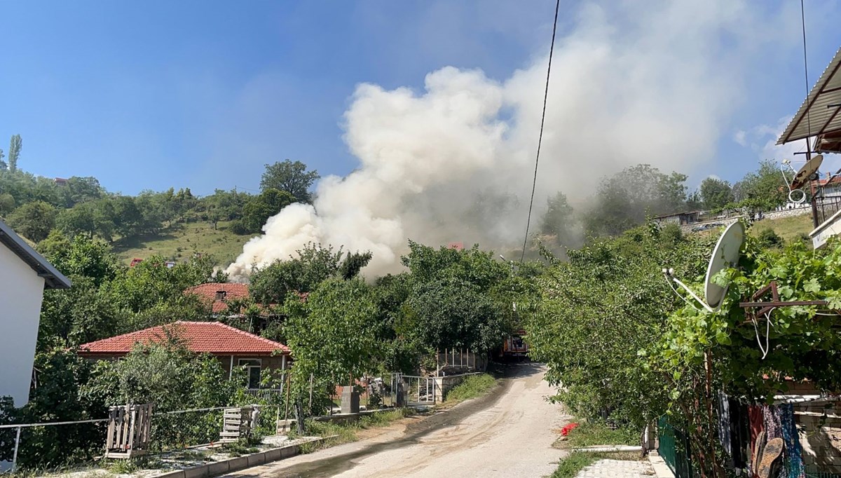Soba yangını evi kullanılmaz hale getirdi Soba yangını evi kullanılmaz hale getirdi
