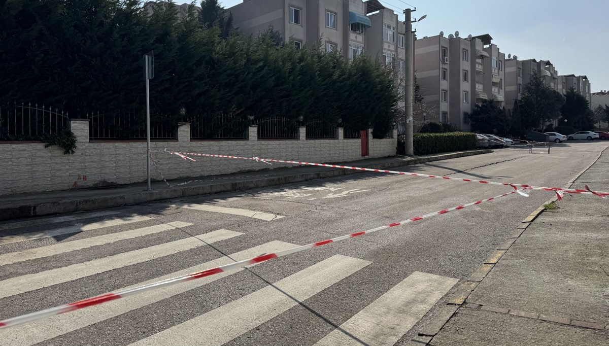 İzmit’te istinat duvarı kaydı, sokak trafiğe kapatıldı