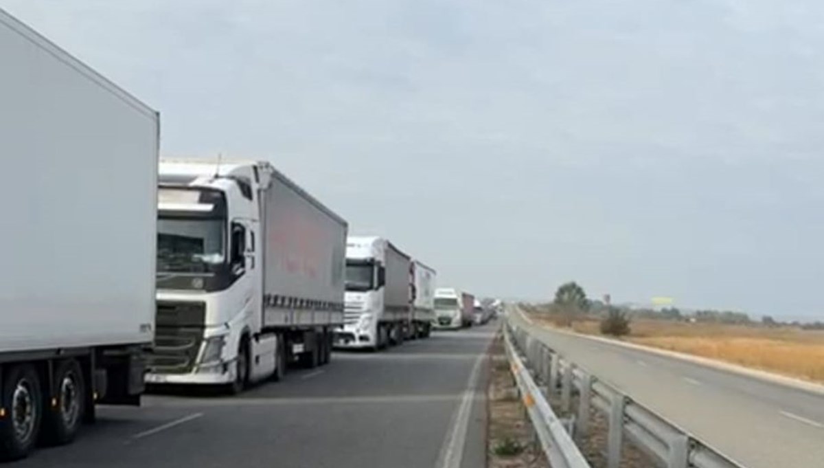 Sınırda 20 gündür süren TIR kuyruğu çilesi Sınırda 20 gündür süren TIR kuyruğu çilesi
