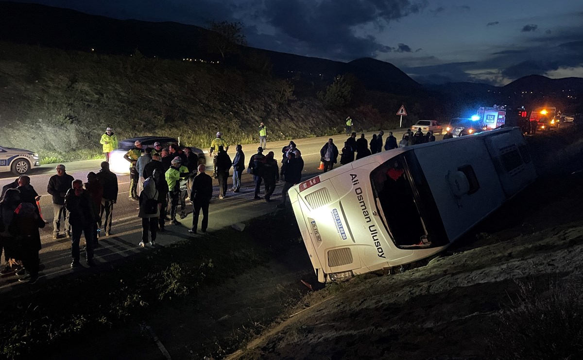 Sinop'ta yolcu otobüsü su kanalına devrildi: 16 yaralı