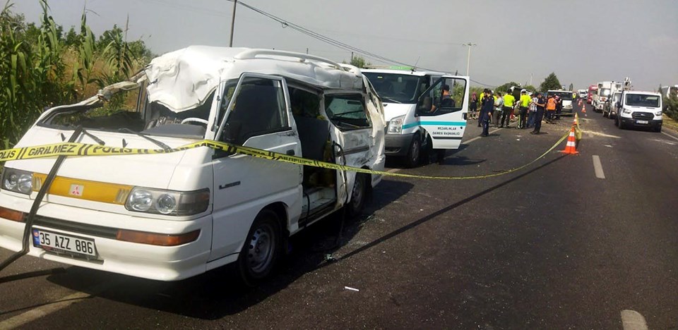 Karşı şeride geçen araç, minibüsle çarpıştı: 1 ölü, 5 yaralı - 1