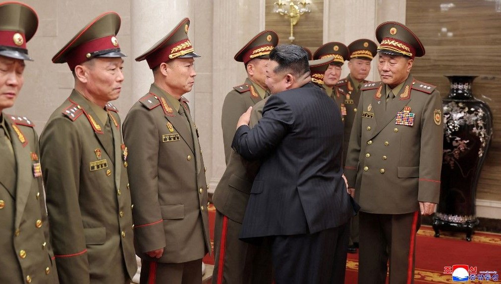Kim Jong Un, Rusya'da savaşan komutanlarla görüştü