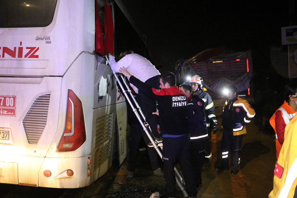 Denizli'de yolcu otobüsü TIR'a çarptı: 1 ölü, 20 yaralı - 1