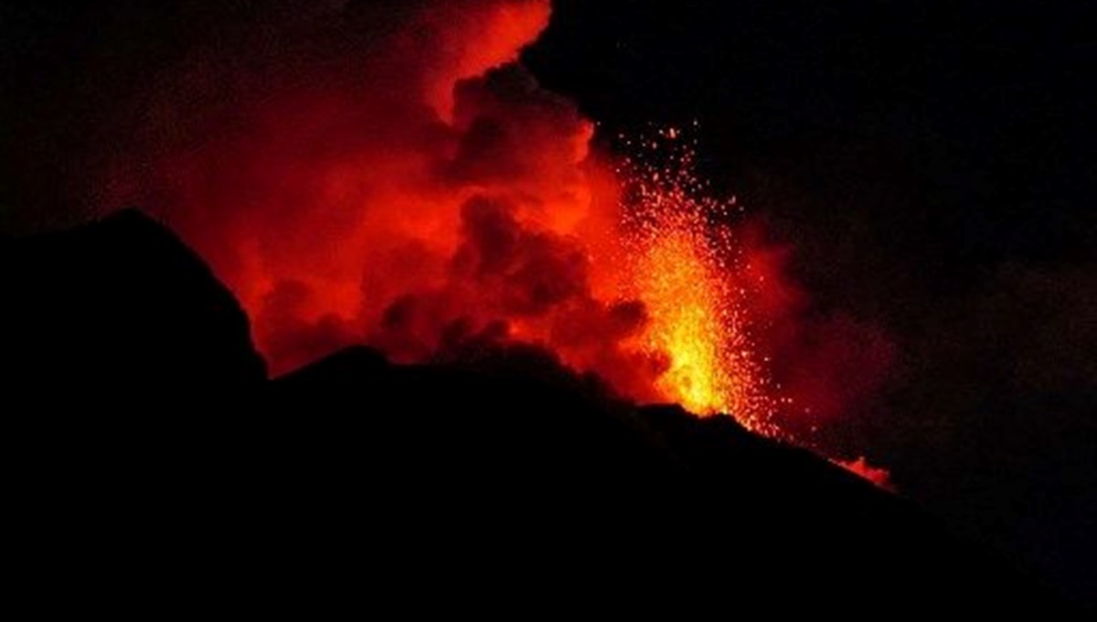 İtalya'daki Stromboli yanardağ lav ve kül püskürtmeye devam ediyor