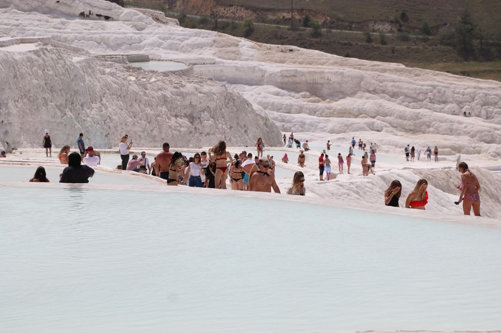'Beyaz cennet' Pamukkale turistlere kaldı - 13