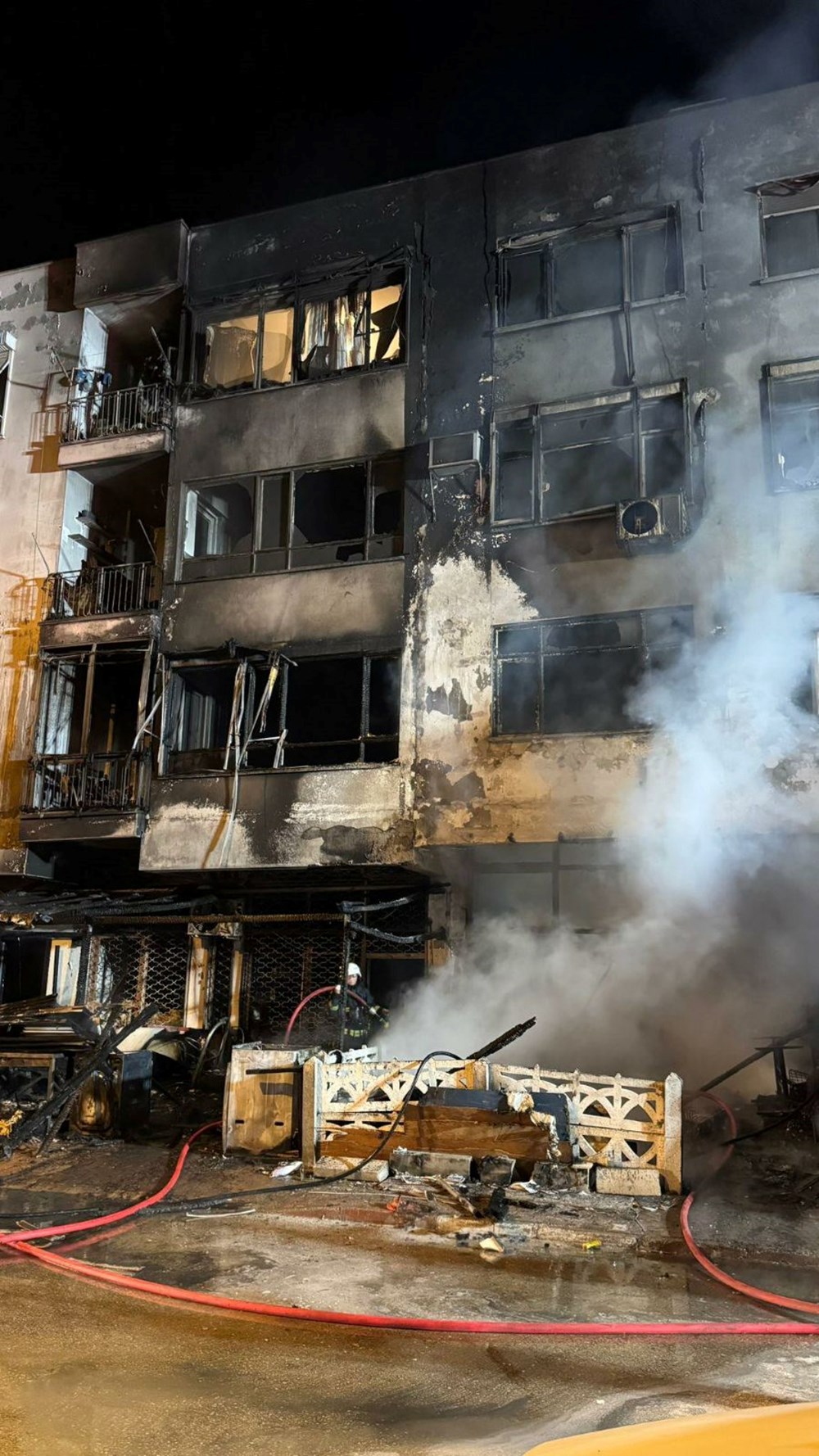 Televizyon kavgası faciayla
bitti! İş yerini ateşe verdi, apartman alev topuna döndü: Bir ölü, iki yaralı - 11