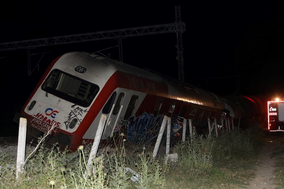 Yunanistan'da yolcu treni kaza yaptı: 4 ölü - 1