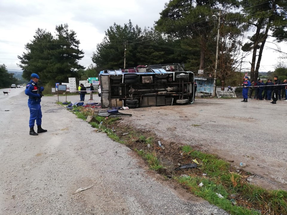 Tarım işçilerini taşıyan midibüs devrildi: 2 ölü, 11 yaralı - 1