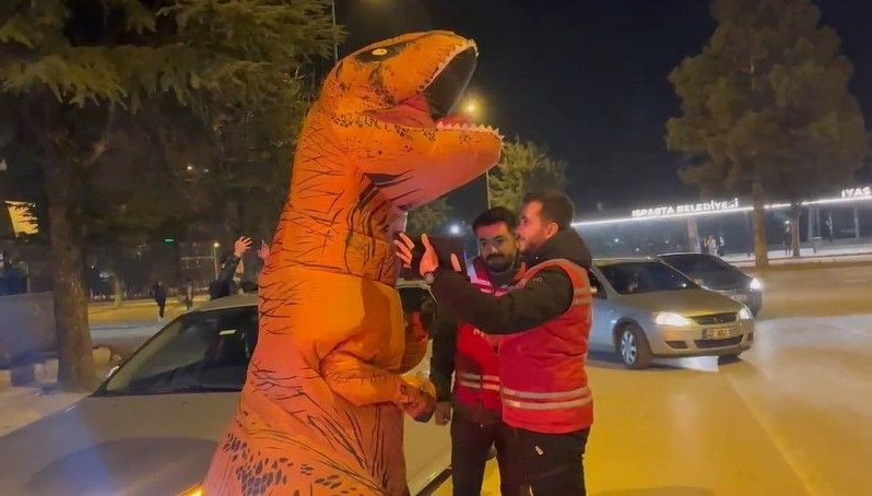 Isparta'da dinozor kimlik kontrolüne takıldı