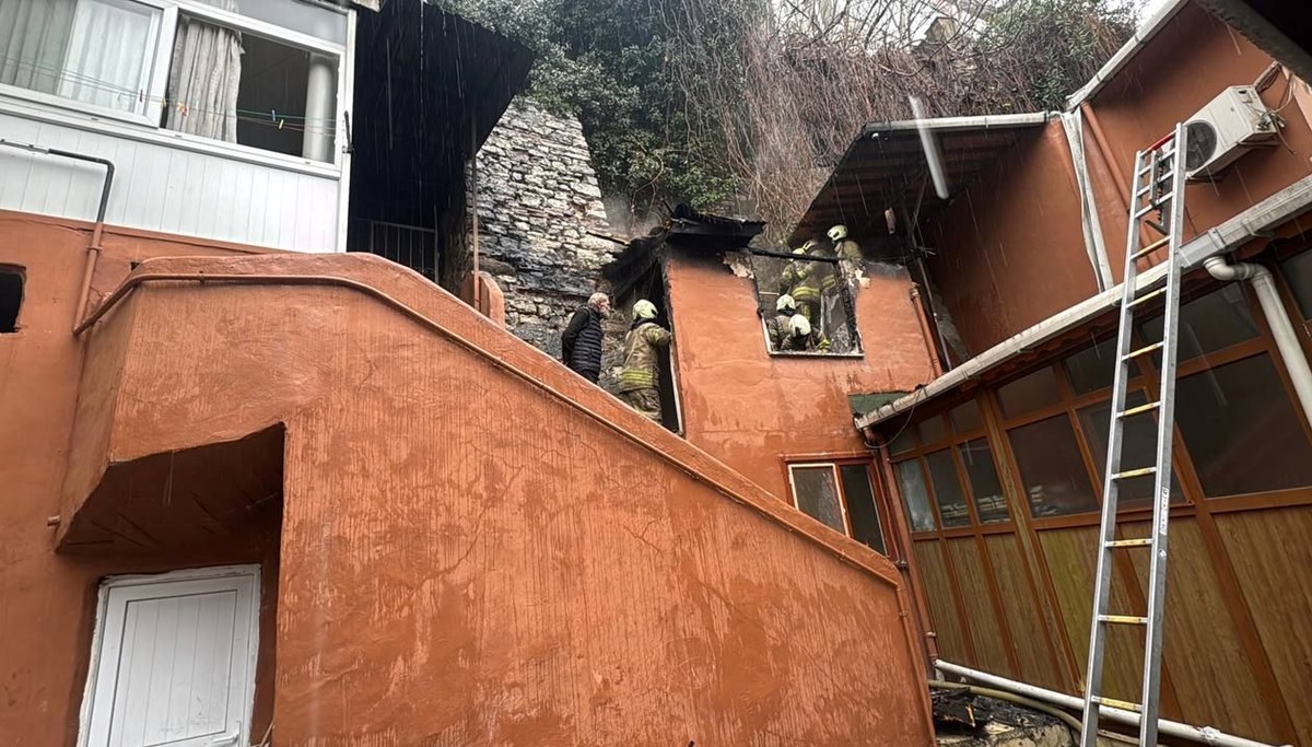 Fatih'te cami müştemilatında yangın