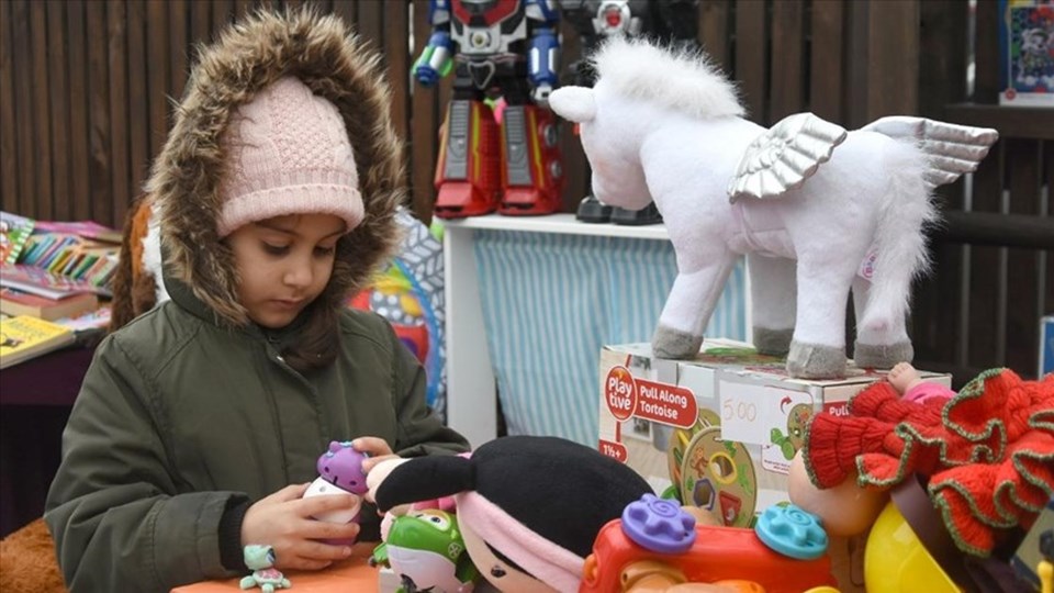 İngiltere'de çocuklar depremzede yaşıtlarına yardım için oyuncaklarını sattı - 1