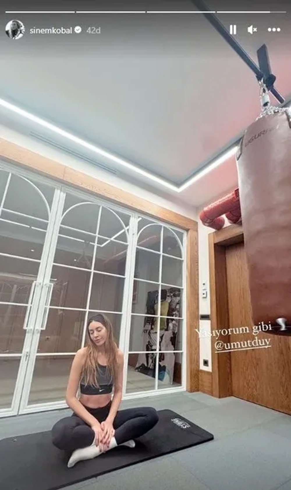 2 çocuk annesi Sinem Kobal spor salonunda şov yaptı - 3