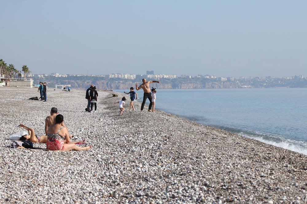Antalya'da sahiller turistlere kaldı - 3