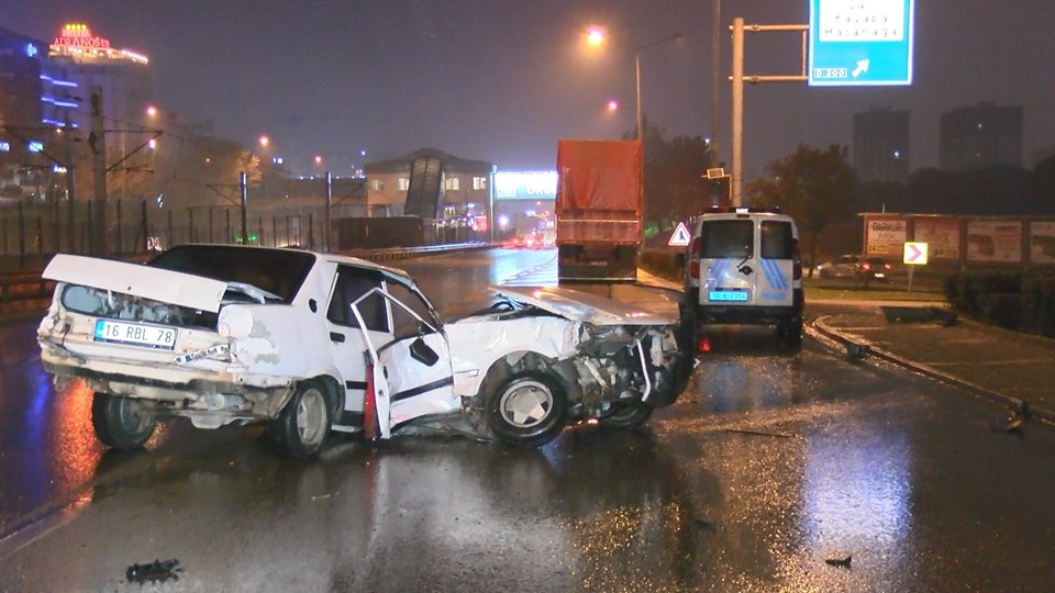 Bursa'da kaza yapan otomobil 2'ye bölündü - 1