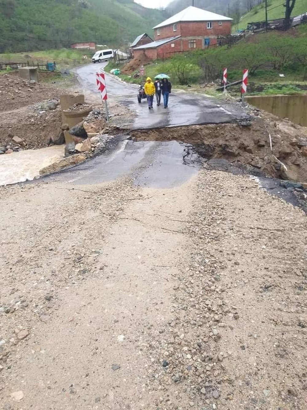 Giresun'da dere taştı, yol çöktü - 2