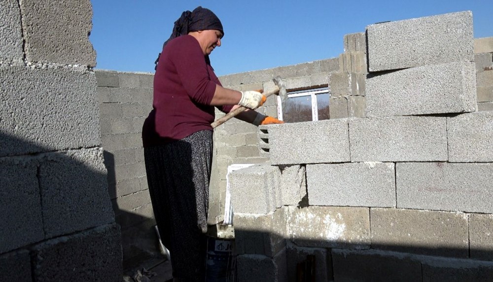 Kocası düşüp sakatlanınca inşaat işçisi oldu: Dekorasyon, ısı yalıtım, boya... Yapamadığı iş yok - 3