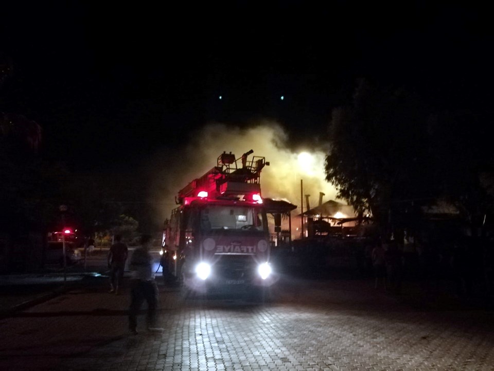 Antalya'da çıkan yangında restoran küle döndü - 1