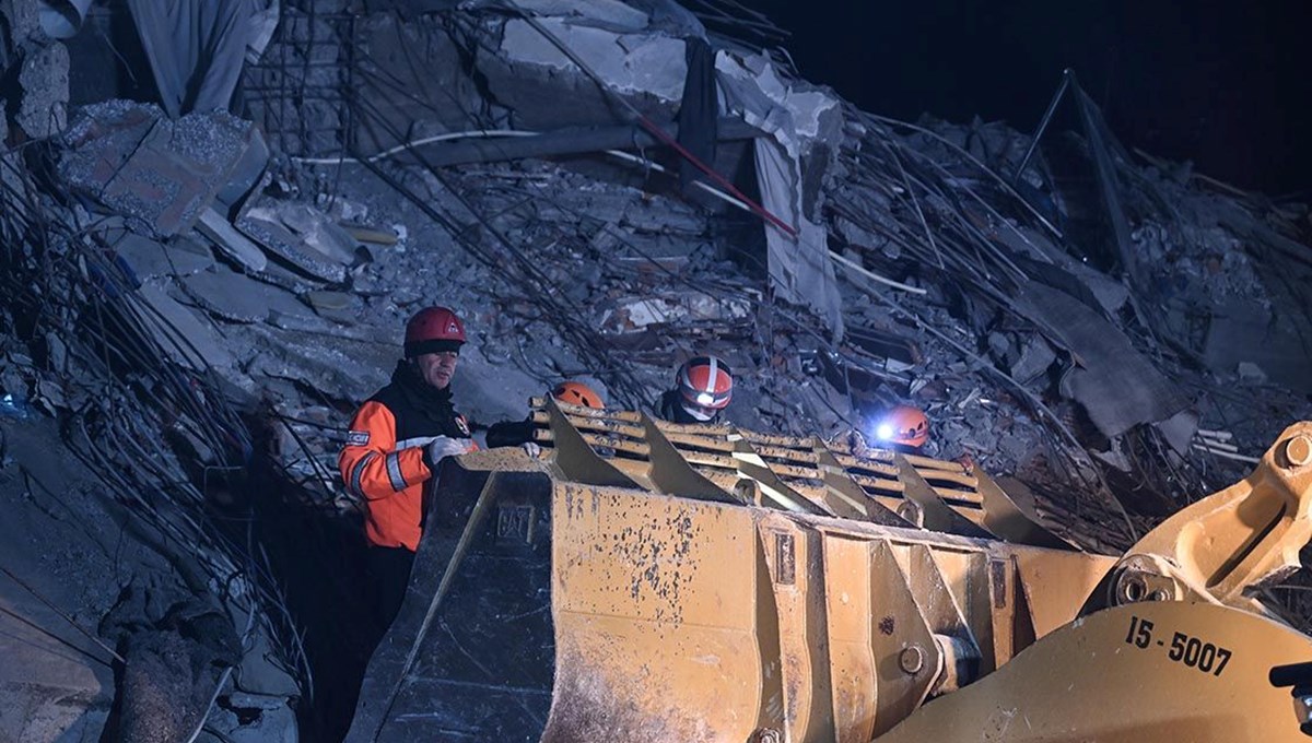 Deprem felaketi için tüyler ürperten tespitler | “Isias Otel’in yıkılış şekli, kum dolu kovayı ters çevirmek gibi”