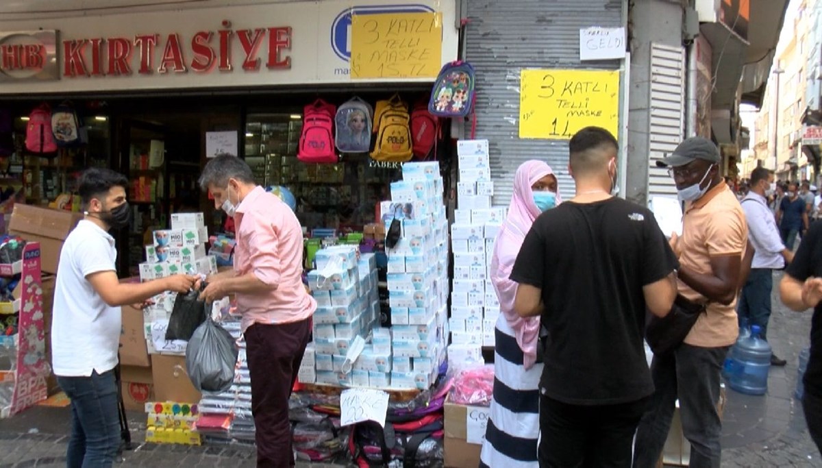 Kırtasiyeler defter kalem değil maske satıyor