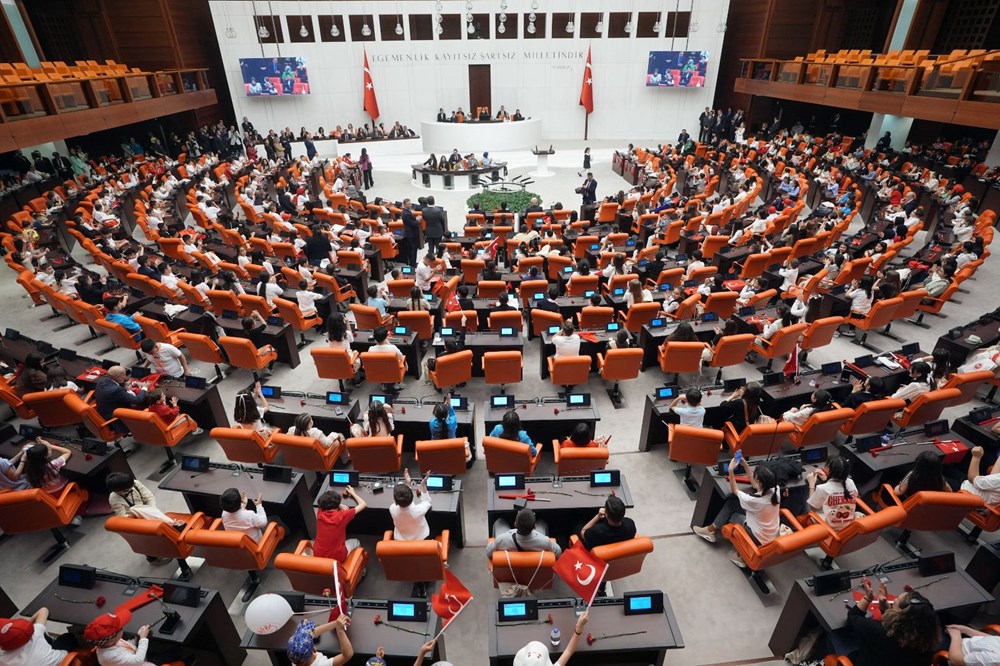 Meclis'te renkli imajlar: Numan Kurtulmuş koltuğunu devretti 73 UrzMrfJ 9keIBLc3qIG6Cw