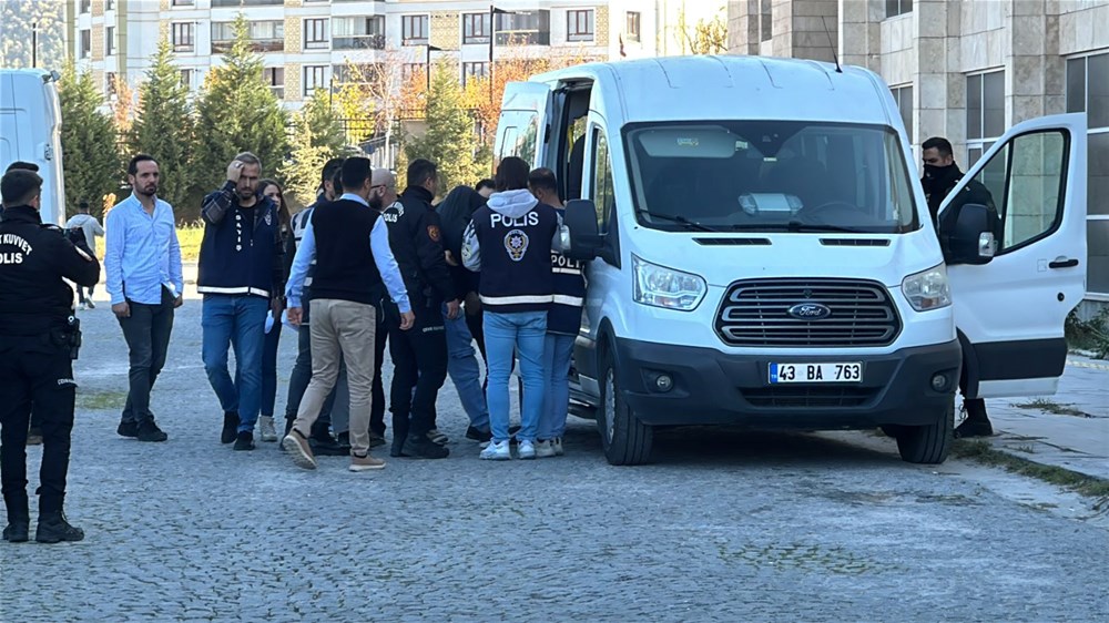 Masaj salonlarına fuhuş baskını: Elektrik prizlerinin içinden kamera çıktı - 1