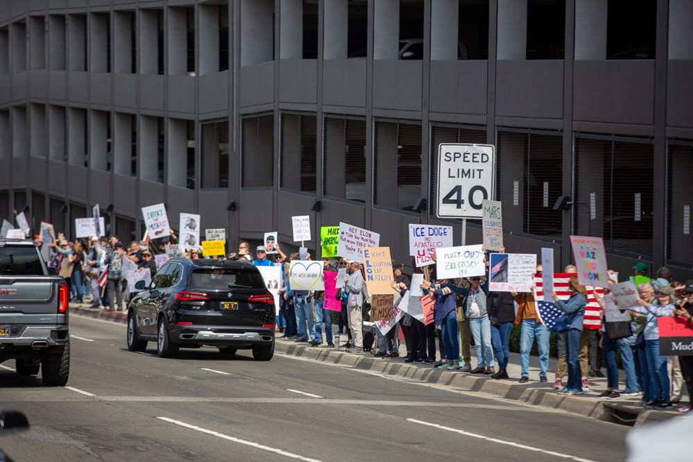 SpaceX ve Tesla önünde Elon Musk protestosu: Trump yönetimindeki rolüne tepki - 3