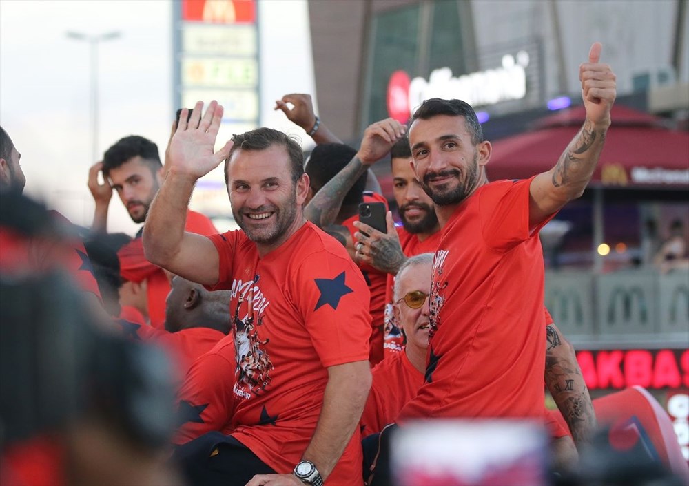 Medipol Başakşehir, şampiyonluk kupasını kaldırdı - 25