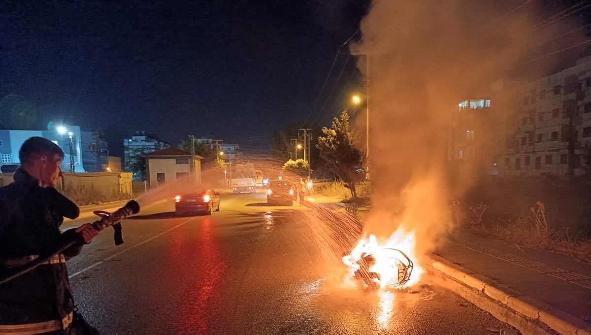 Seyir halindeki motosiklet alev aldı