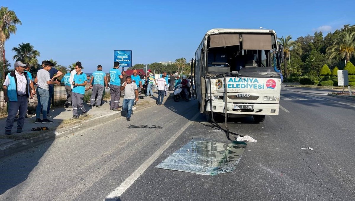 Antalya'da belediye ve otel personelini taşıyan araçlar çarpıştı: 6 yaralı