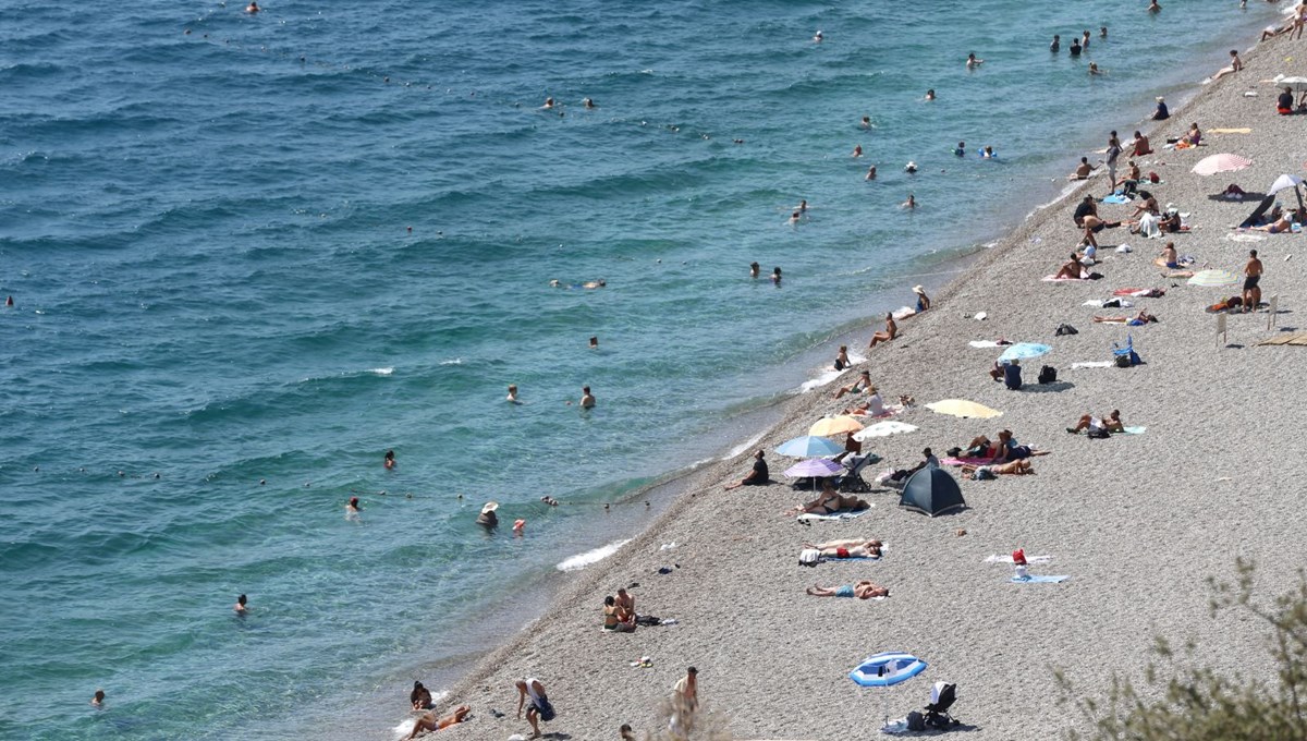 Antalya sahillerinde yoğunluk sürüyor