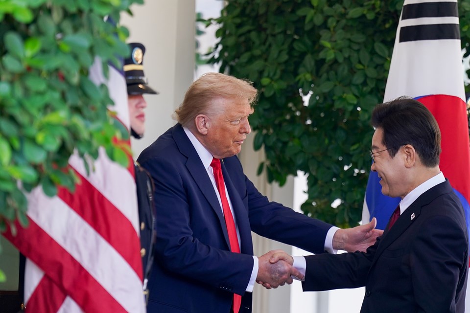 Trump'ın eli yine gündem oldu, Beyaz Saray'dan açıklama geldi - 1