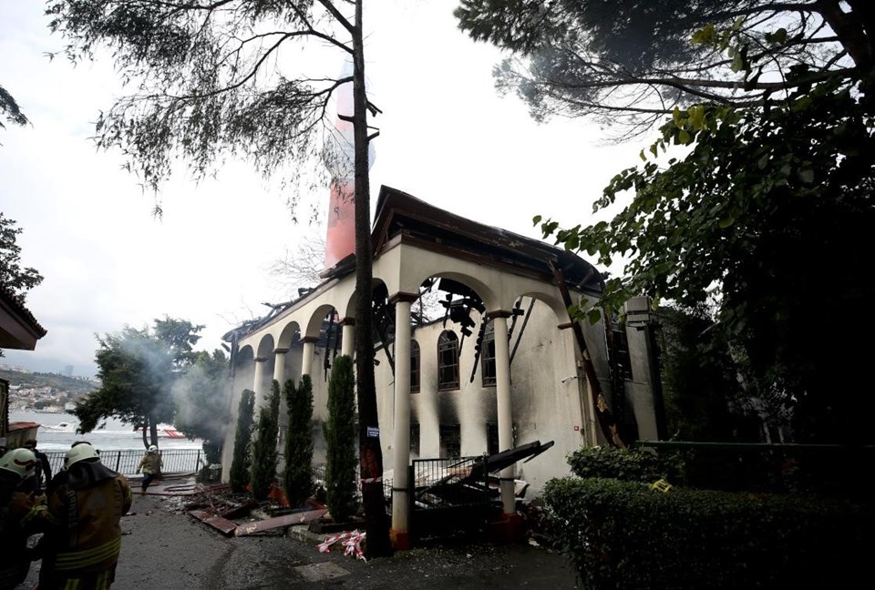Tarihi Vaniköy Camii’nde çıkan yangın söndürüldü - 2