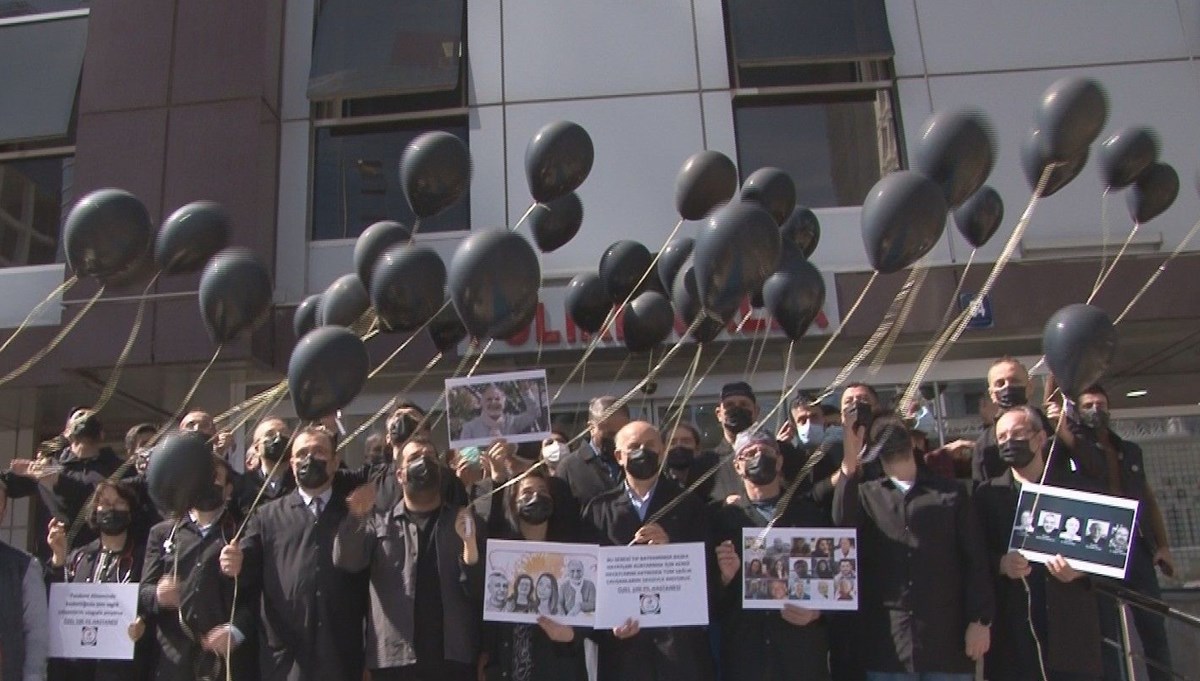 Siyah önlük giyip, siyah maske taktılar (14 Mart Tıp Bayramı'nda buruk kutlama)