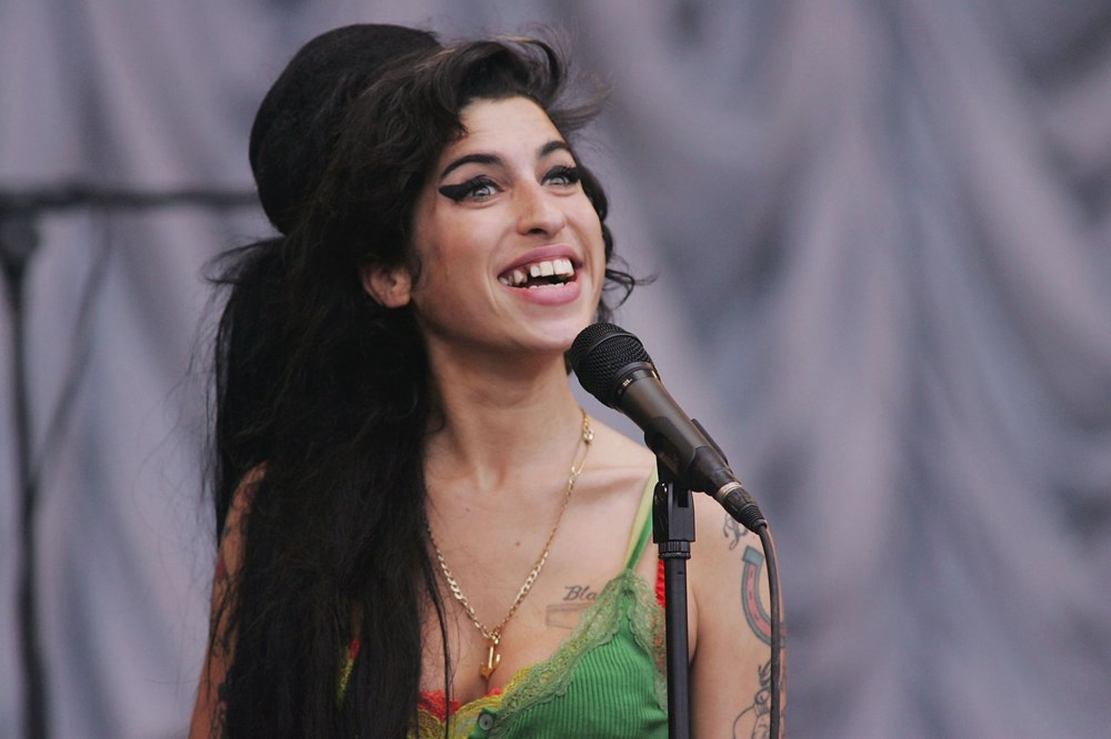 Деми ловато передозировка фото. Amy winehouse. Певица которая поет улыбайся. Певица которая сидела. Певица которая сидела.