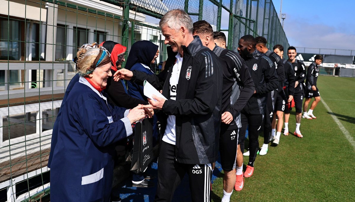 Beşiktaş'ta teknik heyet ve futbolculardan görevli kadın personellere 8 Mart kutlaması