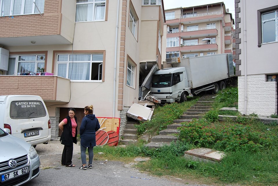 Zonguldak'ta freni boşalan kamyon eve girdi - 2