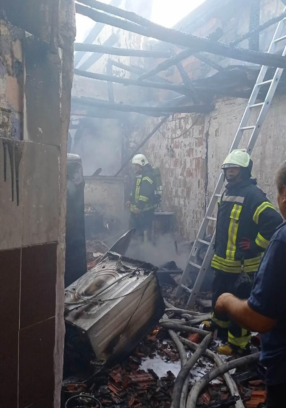 Manisa'da ev yangını: Bir kişi hayatını kaybetti - 1