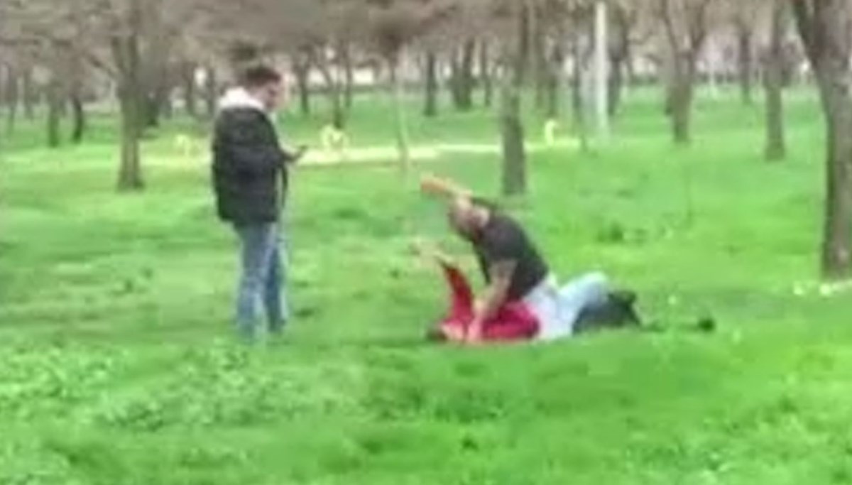 Biri yumrukladı, diğeri görüntüleri kaydetti Biri yumrukladı, diğeri görüntüleri kaydetti