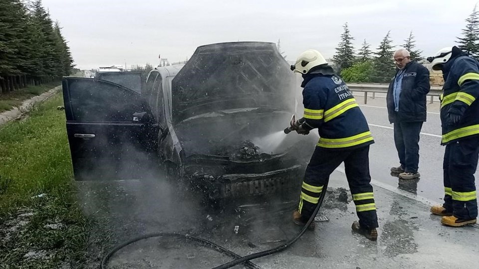 Seyir halindeki araç alev alev yandı - 1
