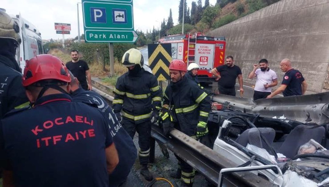 Otomobil bariyerlere ok gibi saplandı: 1 ölü, 2 yaralı