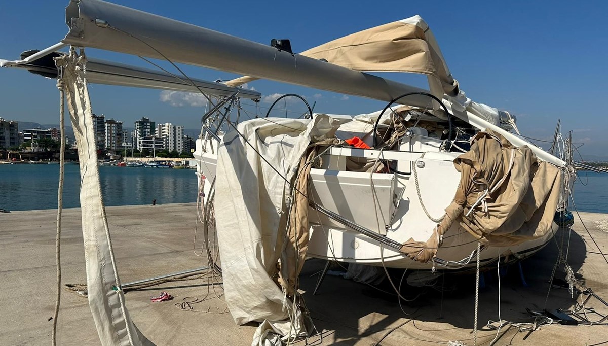 Mersin’de kayalara çarpan tekne battı Mersin’de kayalara çarpan tekne battı