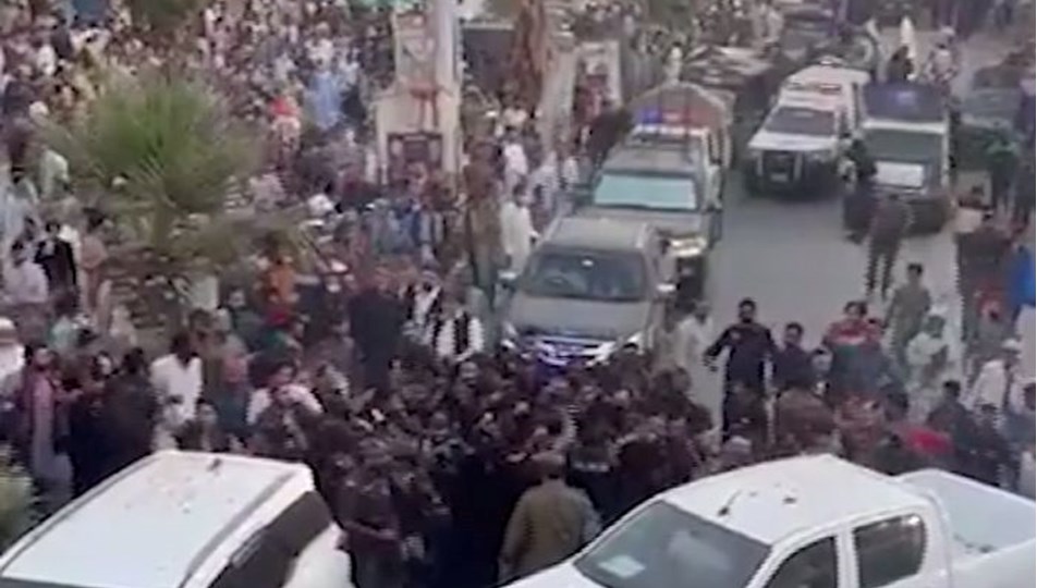 Pakistan'ın eski başbakanı İmran Khan konvoyuna düzenlenen silahlı saldırıda yaralandı