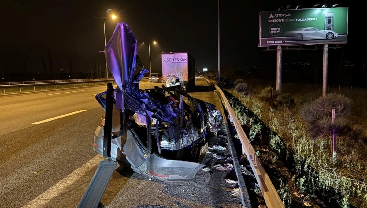 Polislerin içinde bulunduğu otomobil, TIR'a çarptı: 1 ölü 2 yaralı