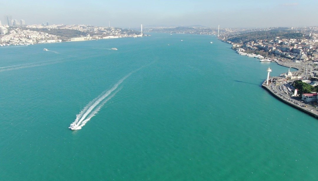 İstanbul Boğazı turkuaz renge büründü
