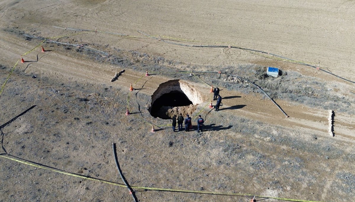 Aksaray'da 15 metre derinliğinde obruk oluştu