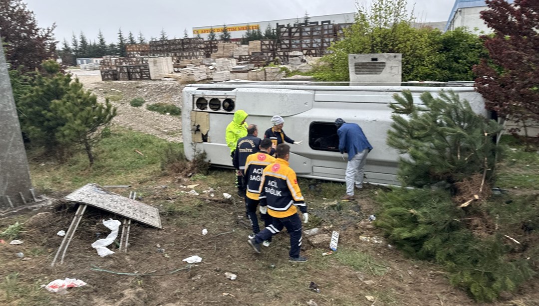 Afyonkarahisar'da midibüs devrildi: 5 kişi yaralandı