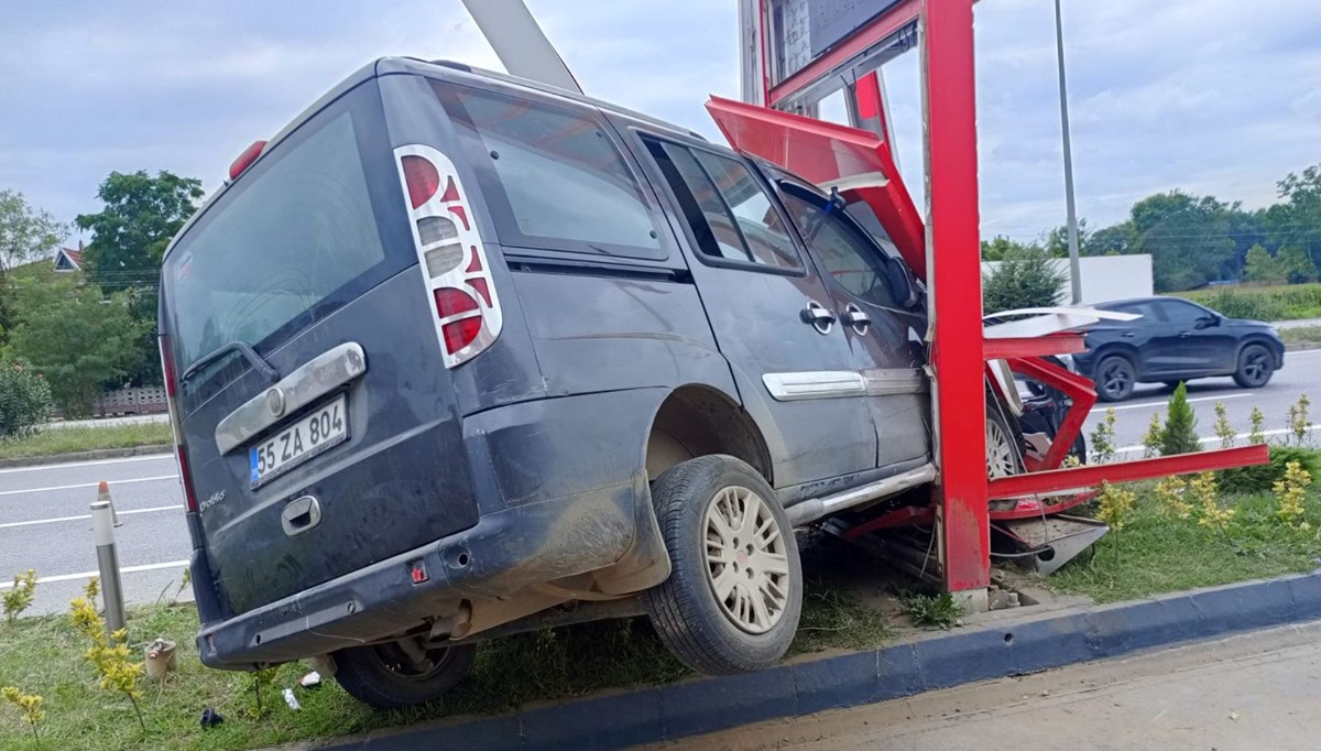 Akaryakıt istasyonu tabelasına çarpan araçtaki 3 kişi yaralandı